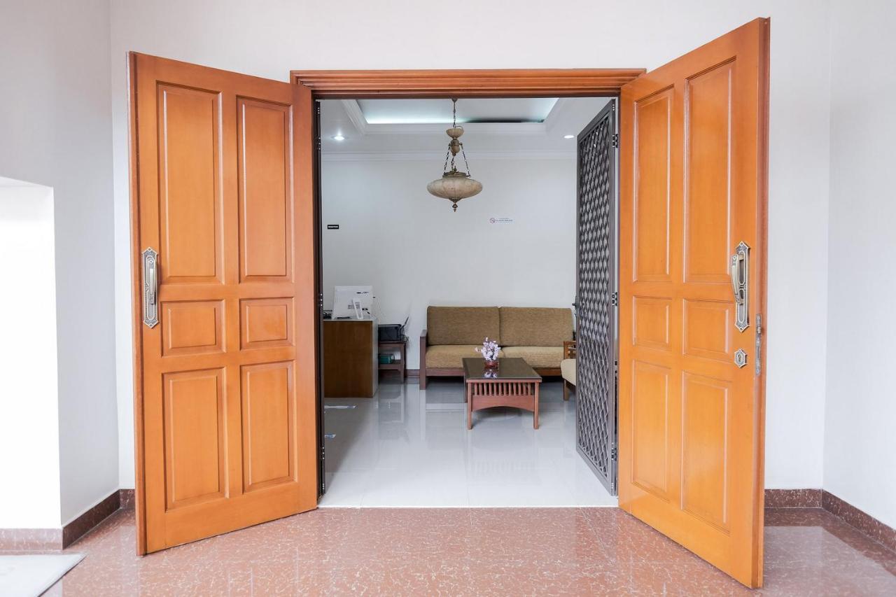 Wisma Delapan Mitra Reddoorz Jakarta Ngoại thất bức ảnh