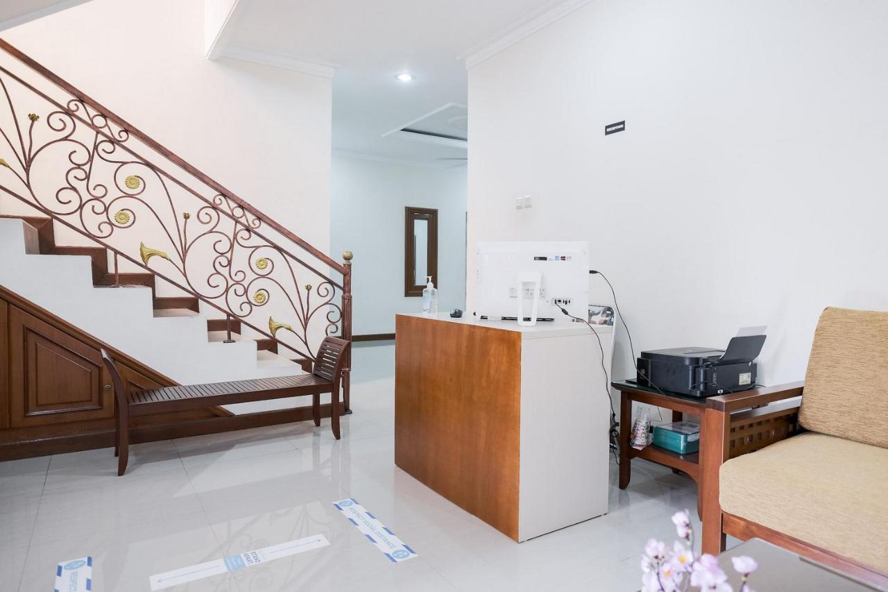 Wisma Delapan Mitra Reddoorz Jakarta Ngoại thất bức ảnh