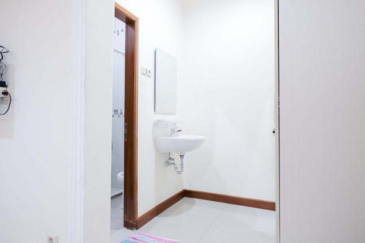 Wisma Delapan Mitra Reddoorz Jakarta Ngoại thất bức ảnh