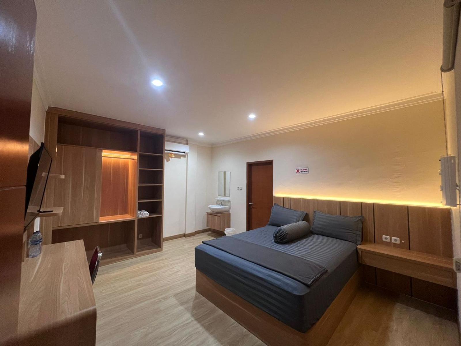 Wisma Delapan Mitra Reddoorz Jakarta Ngoại thất bức ảnh